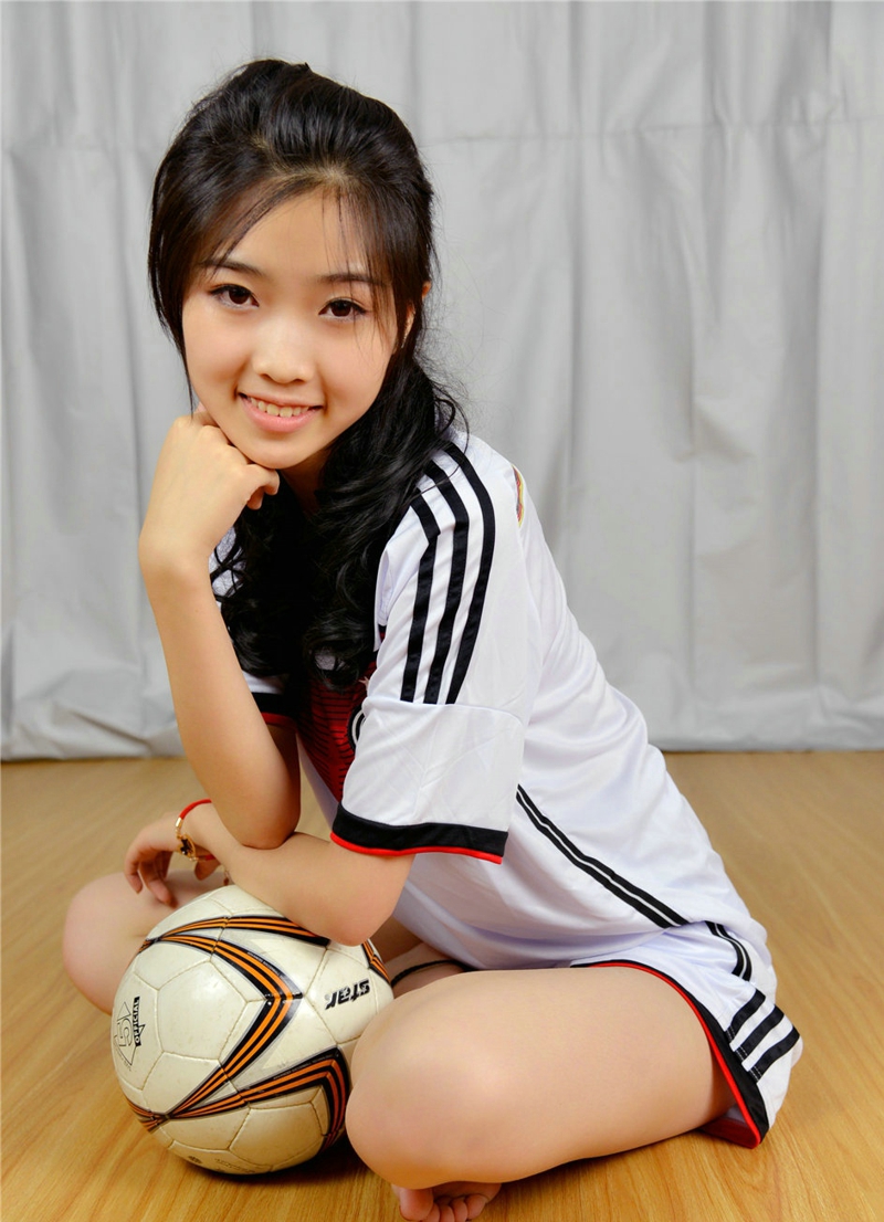 点击大图看下一张：足球少女梦梦青春靓丽甜美写真