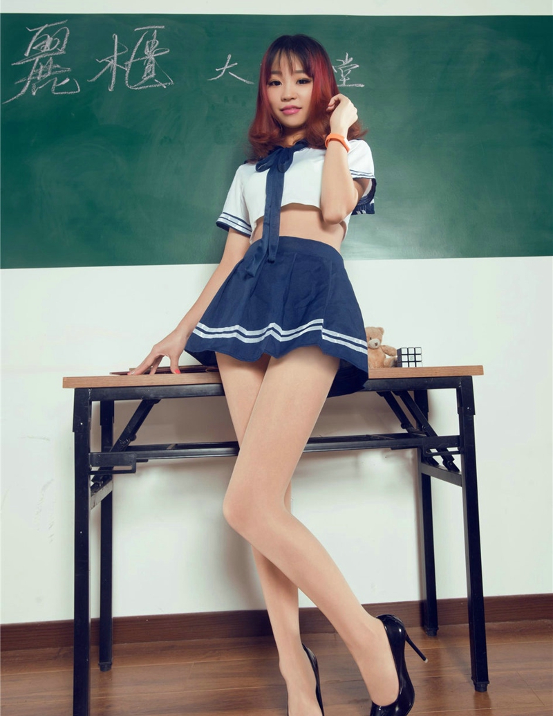 点击大图看下一张：肉丝制服美女Liya在学校里的清纯写真