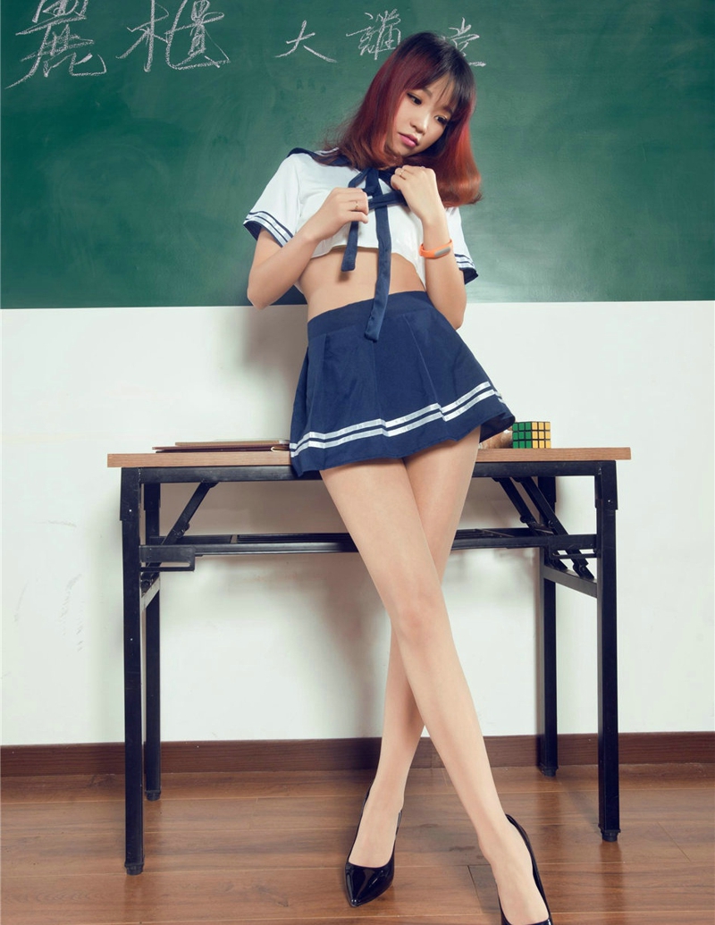 点击大图看下一张：肉丝制服美女Liya在学校里的清纯写真