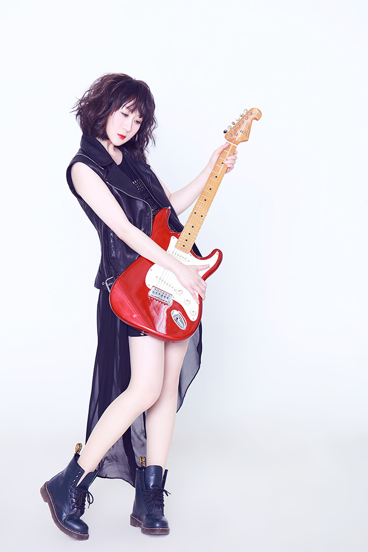 点击大图看下一张:宋思嘉曝朋克黑色诱惑写真