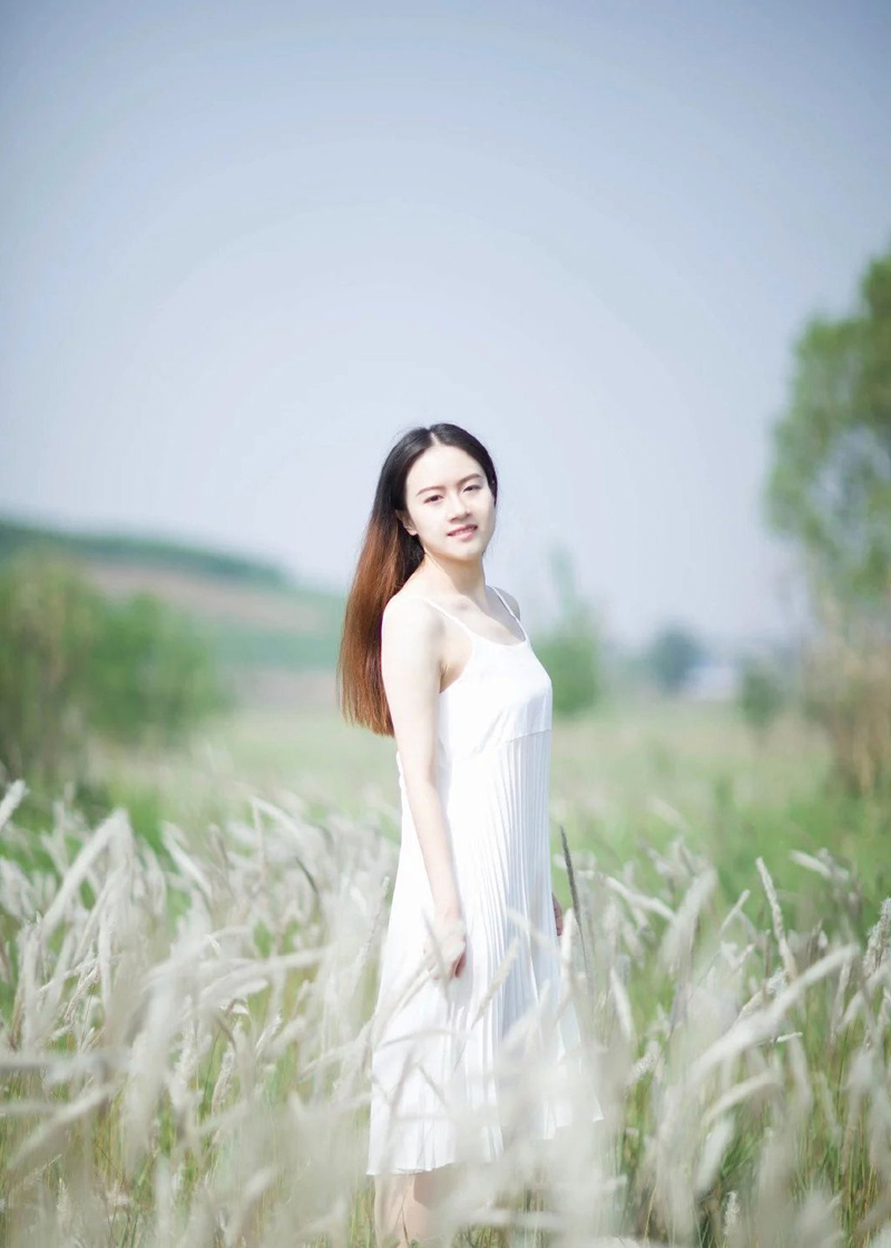 点击大图看下一张:白皙少女清纯户外写真浪漫唯美