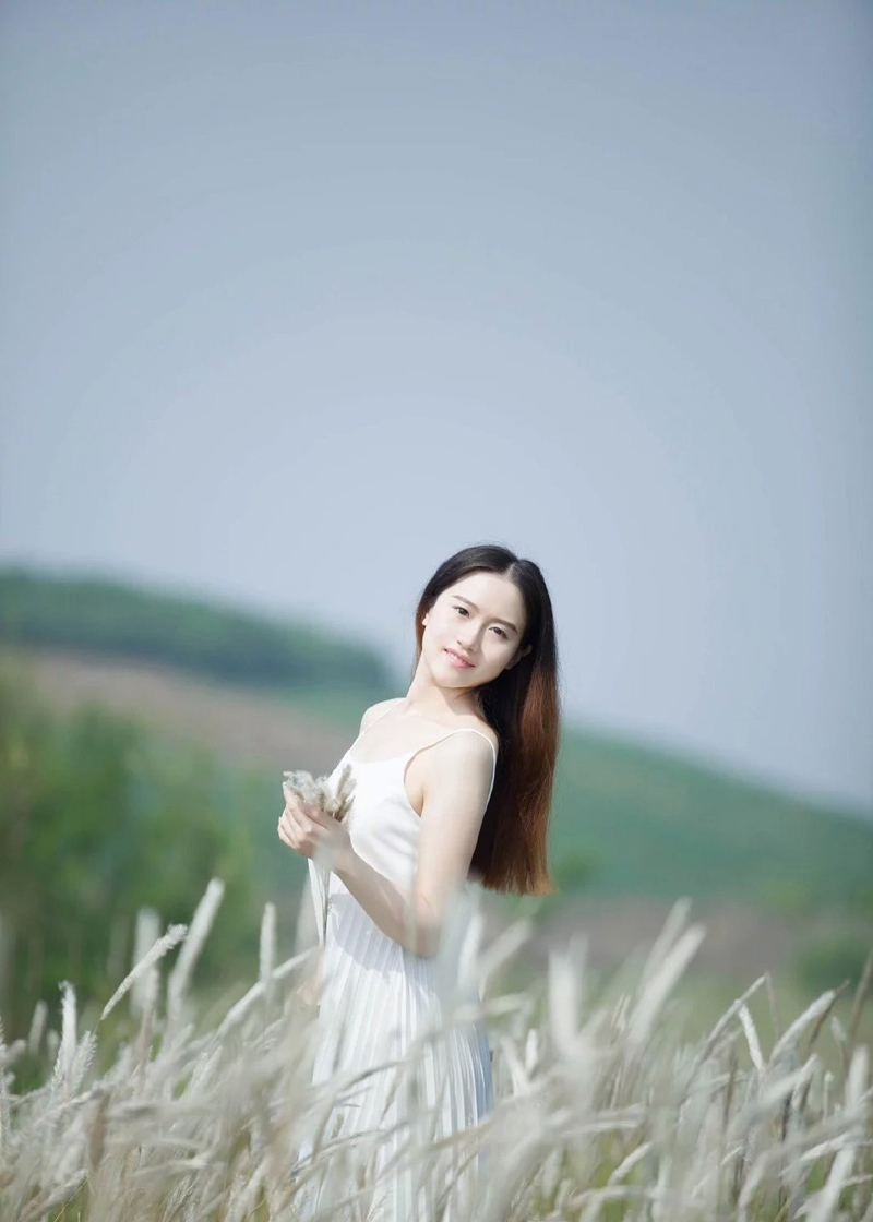 点击大图看下一张:白皙少女清纯户外写真浪漫唯美