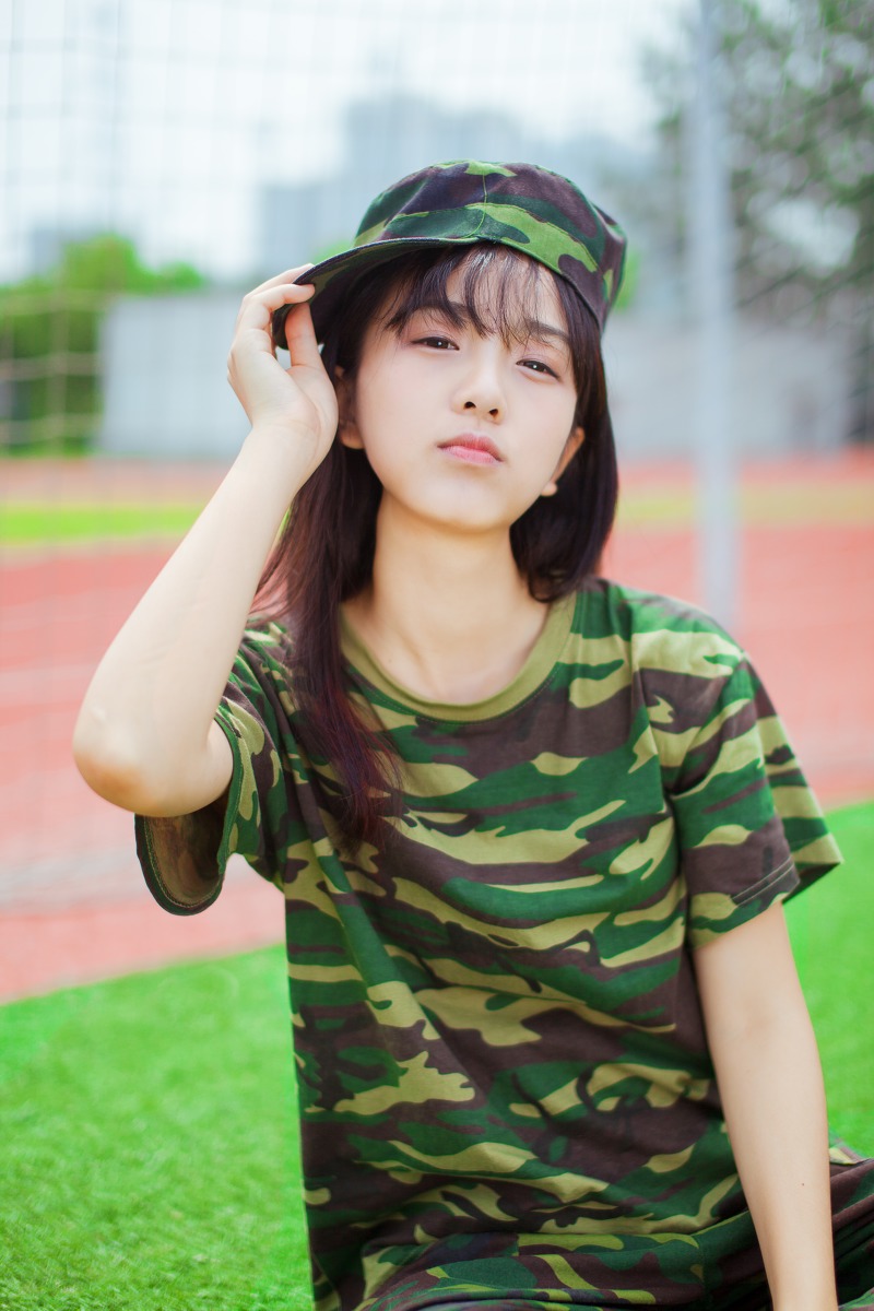 点击大图看下一张:清纯漂亮的军训美女率性写真