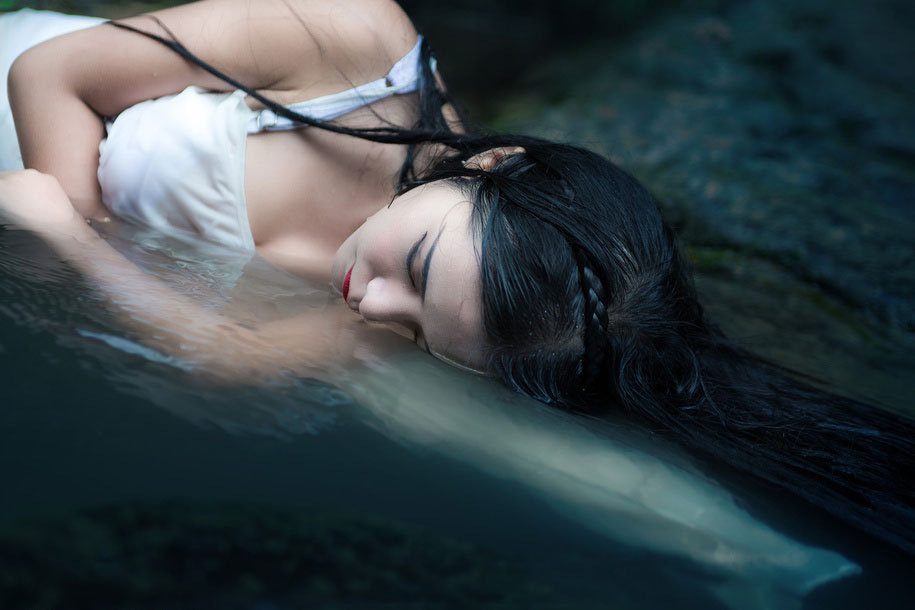 点击大图看下一张：空灵氧气美女溪水湿身写真