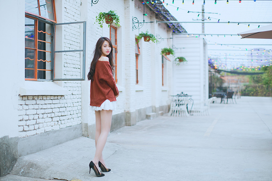 点击大图看下一张：气质美女街头红色针织衫清纯街拍写真