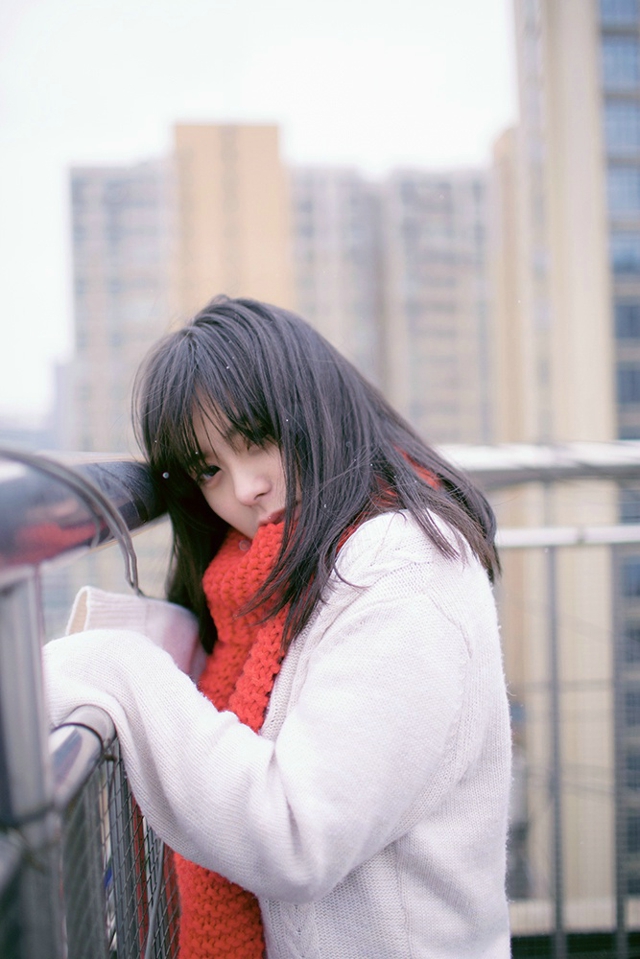 点击大图看下一张：清纯妹子冬季阳台可爱气质白皙写真