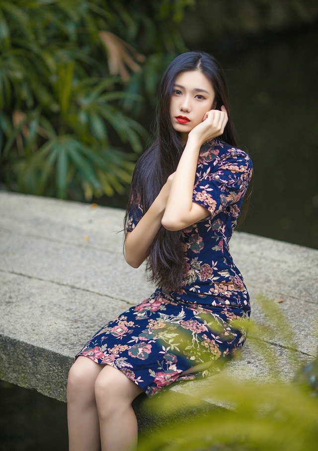 点击大图看下一张：气质旗袍美女园林清纯写真