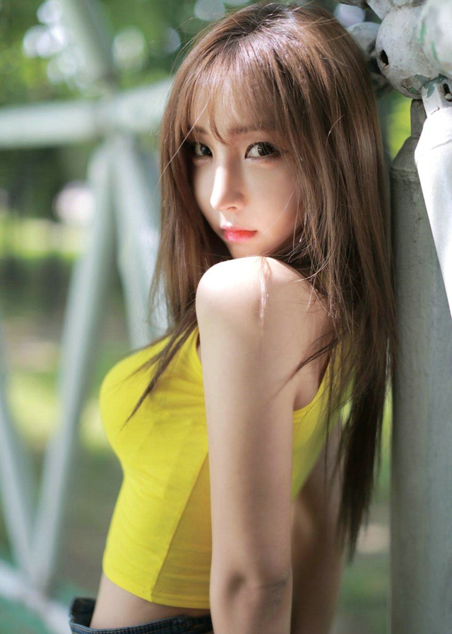 点击大图看下一张：韩系气质美女金发户外清新阳光写真
