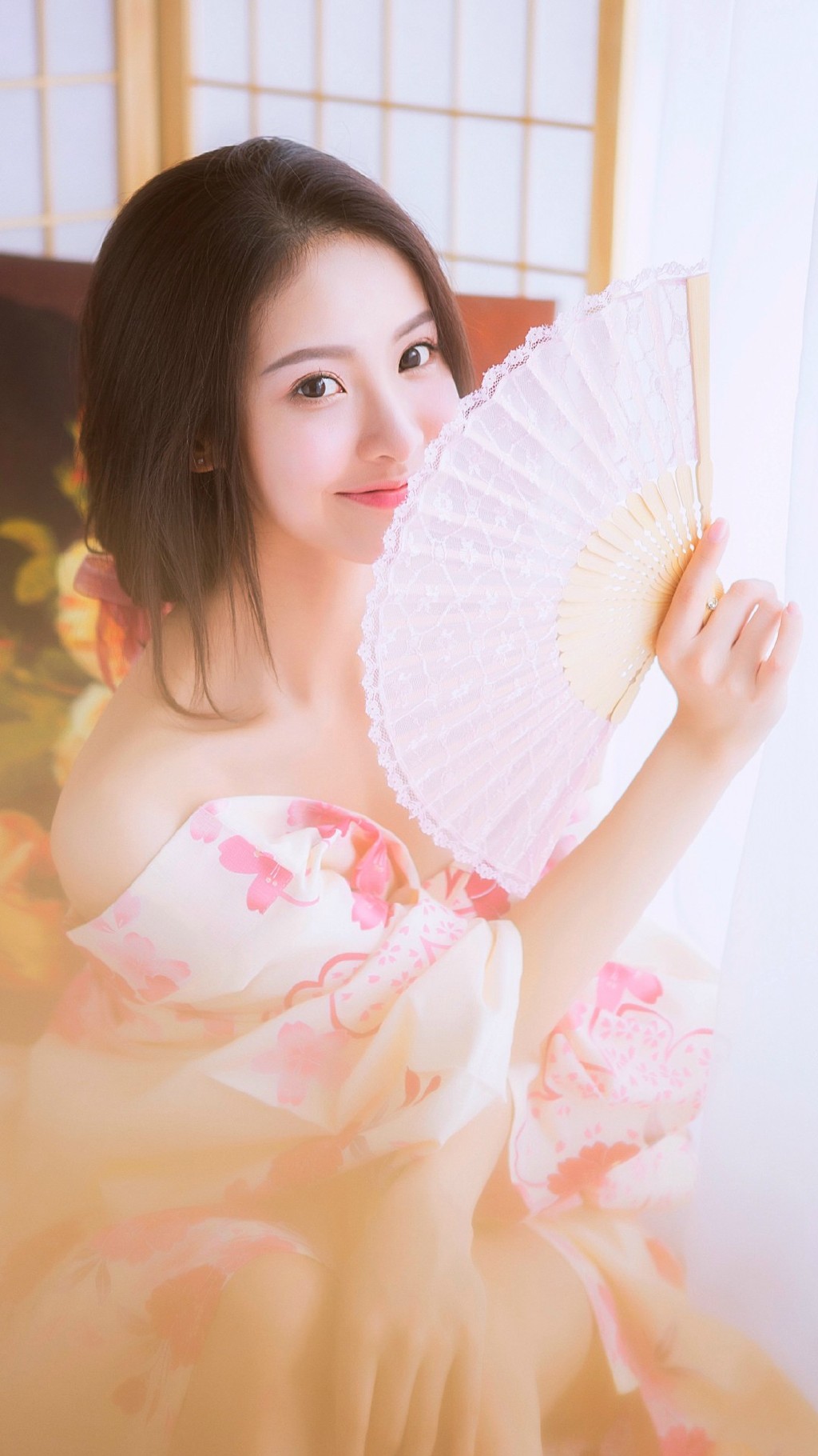 点击大图看下一张：日本和服清纯美女玩性感秀美背
