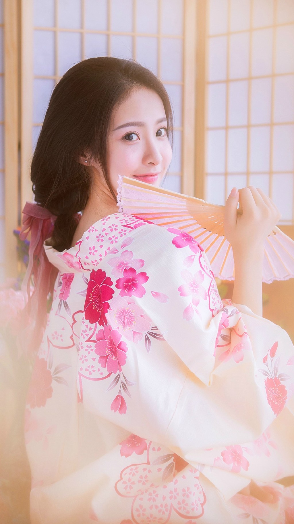 点击大图看下一张：日本和服清纯美女玩性感秀美背