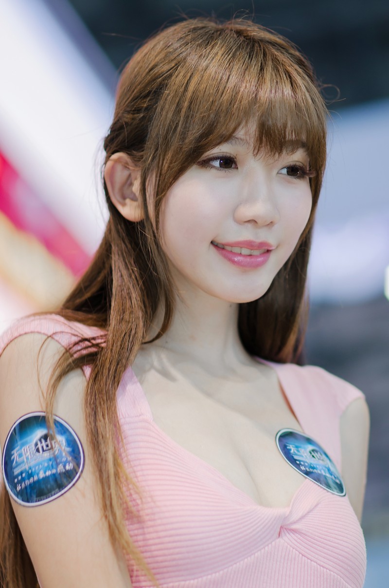 点击大图看下一张：台湾Showgirl美女陈潇性感车展魅力写真