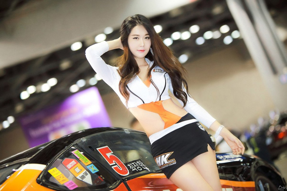 点击大图看下一张：殷夏荣汽车展会美腿性感写真