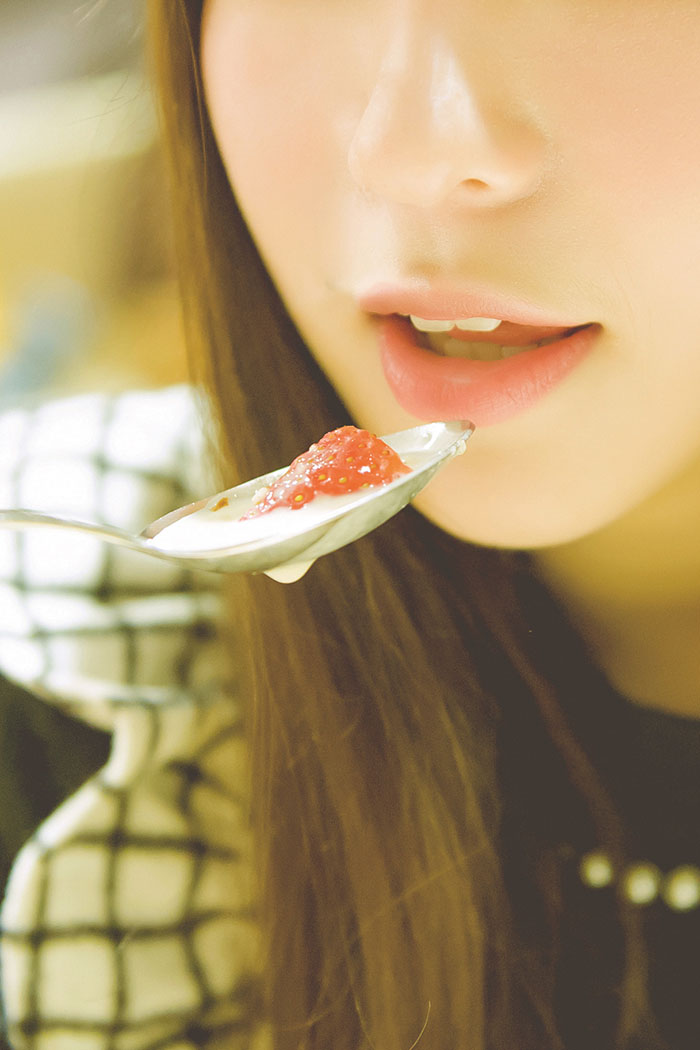 点击大图看下一张：清甜白皙少女如同草莓一般红润可爱