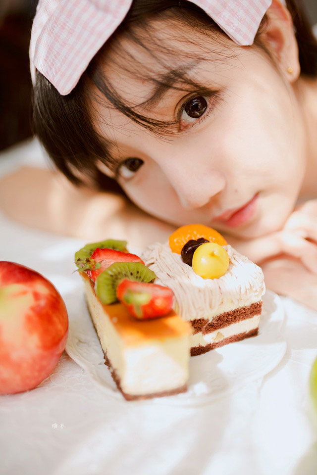 点击大图看下一张：甜美蛋糕女孩温暖悠闲的下午茶时光