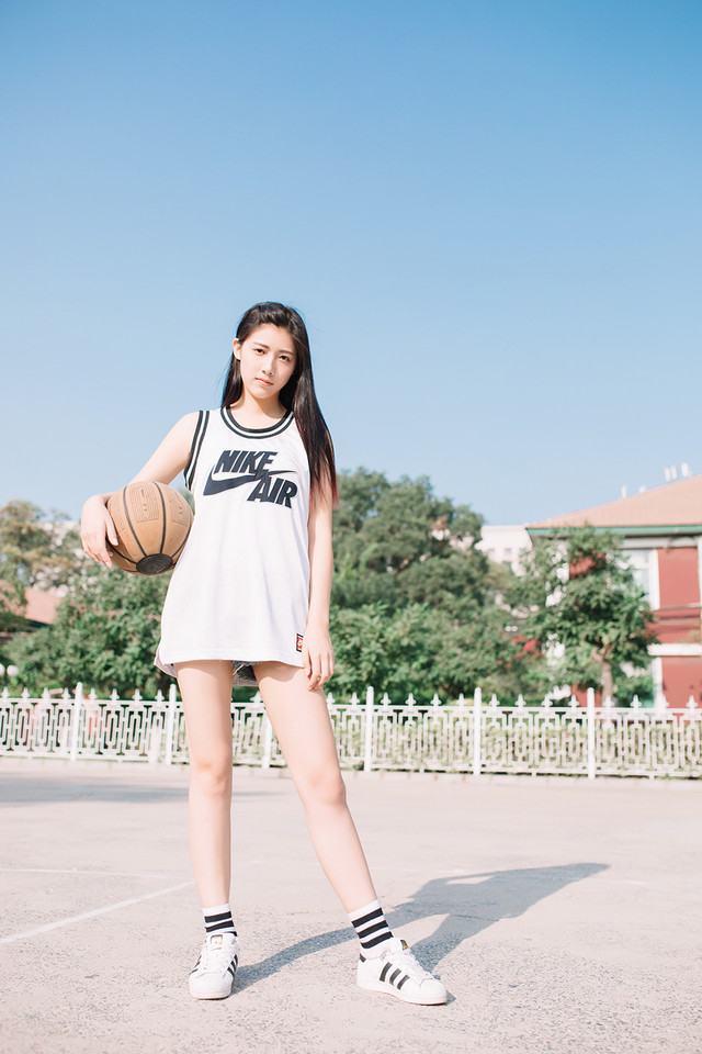 点击大图看下一张：爱篮球爱运动的校园清新女神阳光气质动人