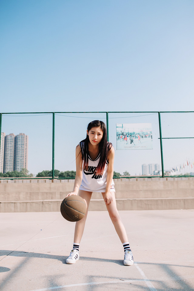 点击大图看下一张：爱篮球爱运动的校园清新女神阳光气质动人