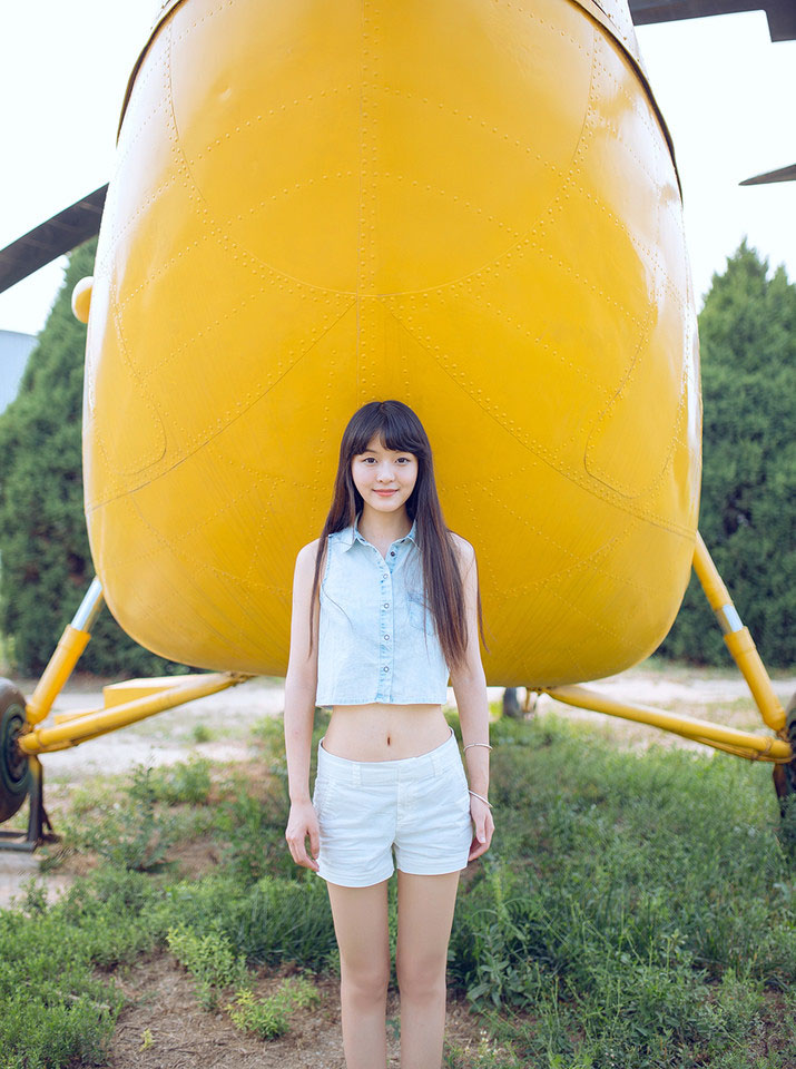 点击大图看下一张：夏日阳光柠檬少女与飞机的亲密接触