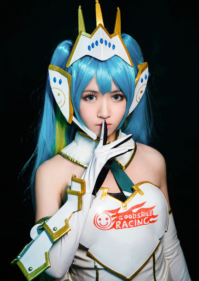 点击大图看下一张:靓丽少女cosplay赛车娘初音未来写真