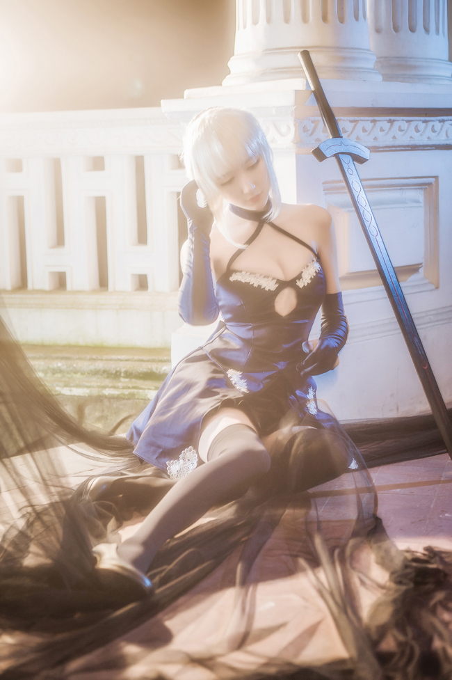 点击大图看下一张：性感美女cosplay骑士王saber蓝色礼服
