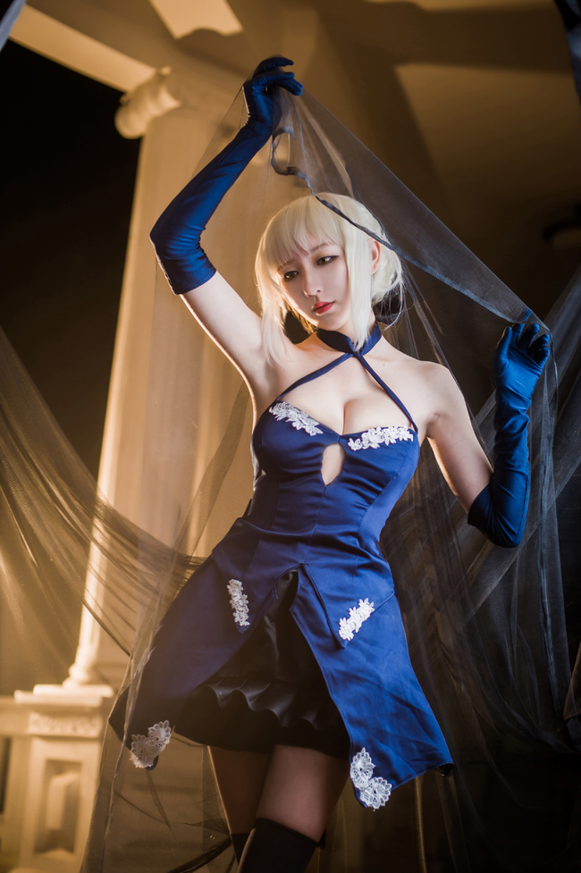 点击大图看下一张：性感美女cosplay骑士王saber蓝色礼服