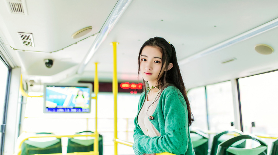 点击大图看下一张：清纯绿衣少女公车旅拍清新可人