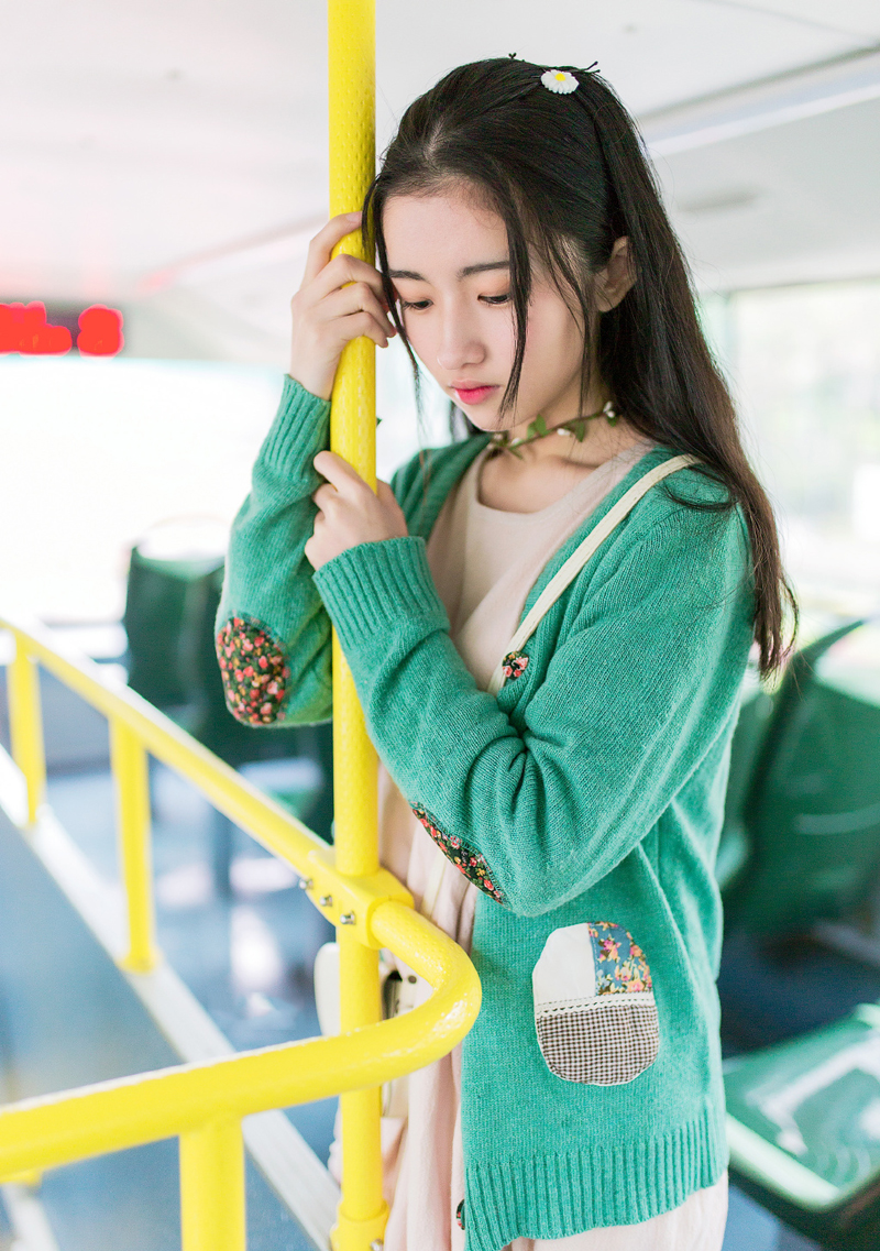 点击大图看下一张：清纯绿衣少女公车旅拍清新可人