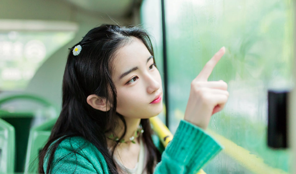 点击大图看下一张:清纯绿衣少女公车旅拍清新可人