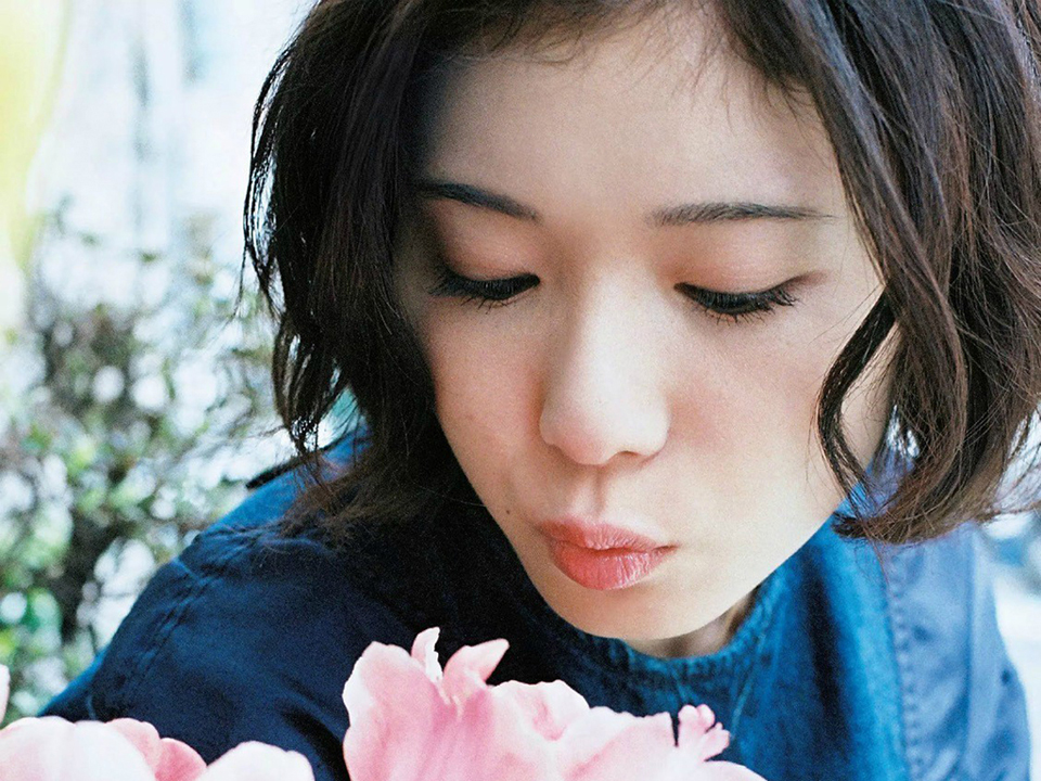 点击大图看下一张：日本演员松冈茉优短发胶片风写真