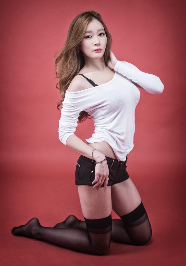 点击大图看下一张：韩国美女黑丝美腿写真身材丰满诱人