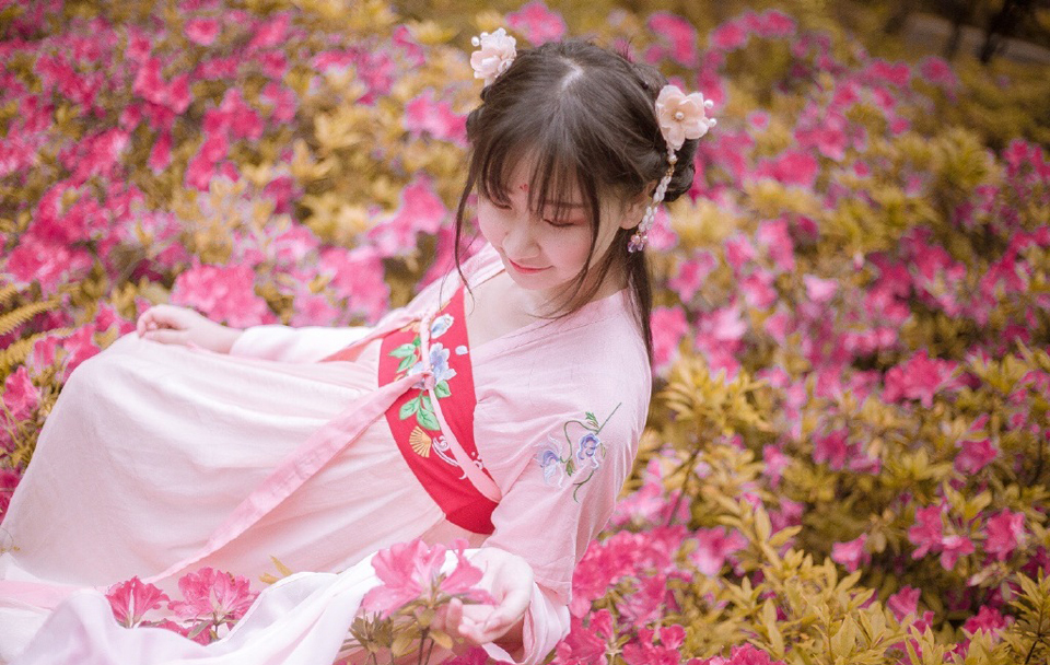 点击大图看下一张:古风少女粉嫩写真气质优雅