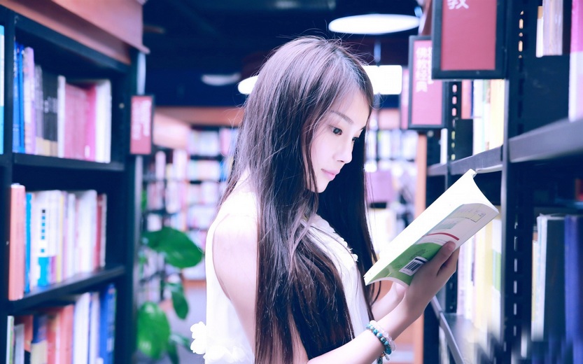 点击大图看下一张：清纯白皙的妹子图书馆拍摄生活甜美写真