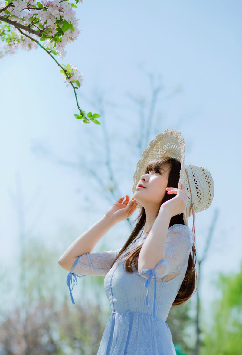 点击大图看下一张：白皙草帽女孩花丛旅拍与花争艳