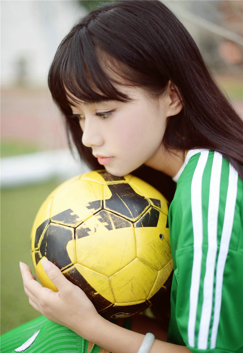 点击大图看下一张：清纯美女羽住足球宝贝甜美写真