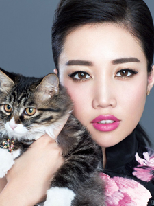 A-Lin与猫咪的猩红动人写真