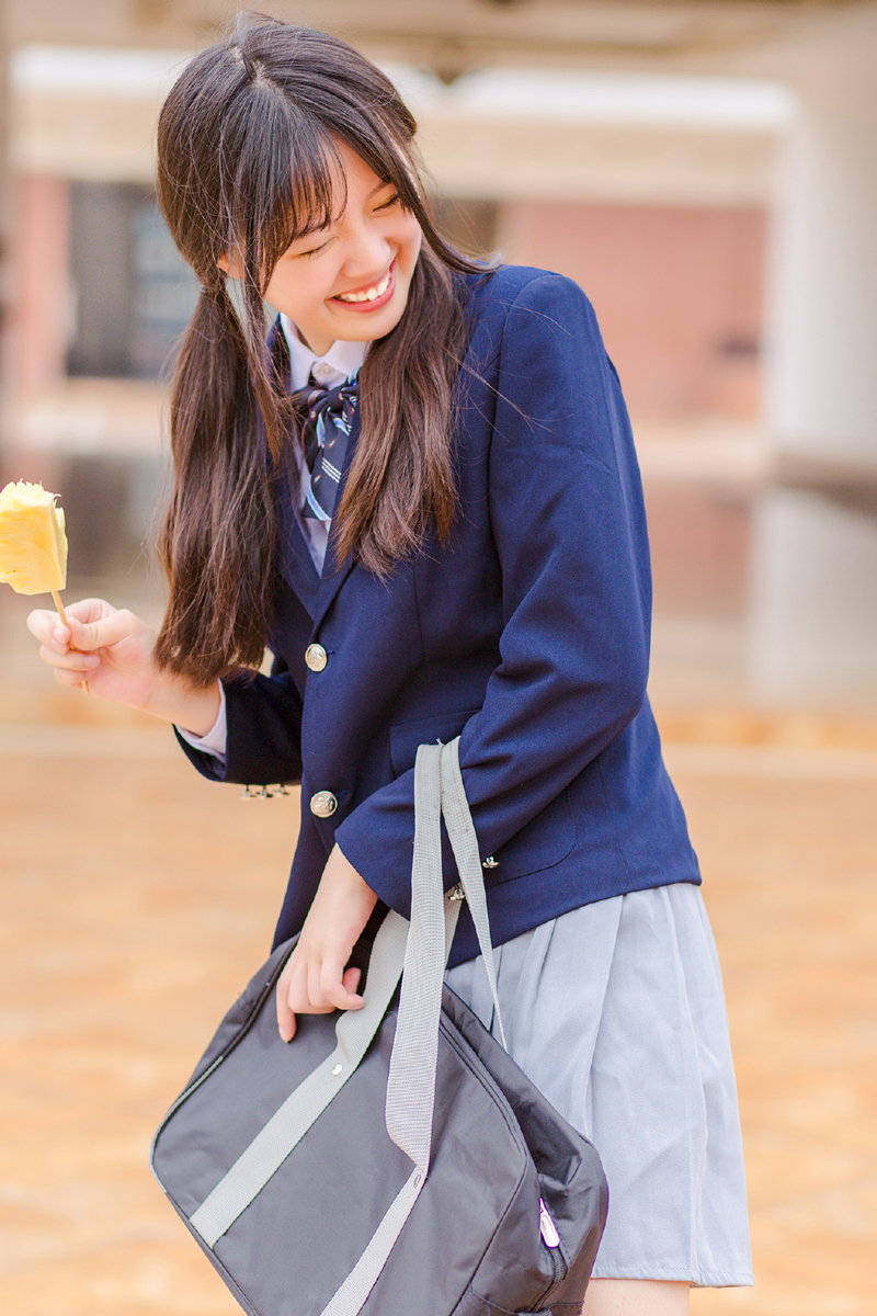 点击大图看下一张：菠萝学生妹制服写真俏皮可爱