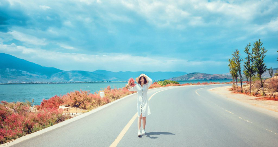 点击大图看下一张：草帽女孩大理旅拍悠闲自在