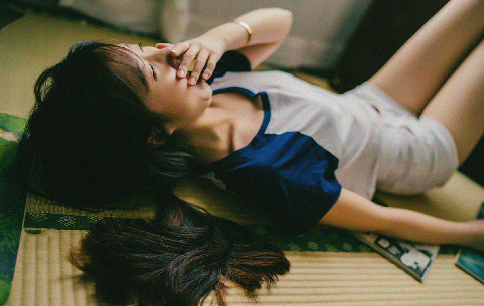 点击大图看下一张:率性美女清凉夏日休闲写真