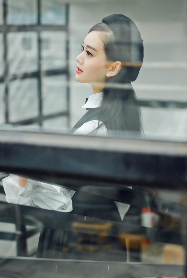 点击大图看下一张：高贵优雅气质美女午后休闲甜美写真