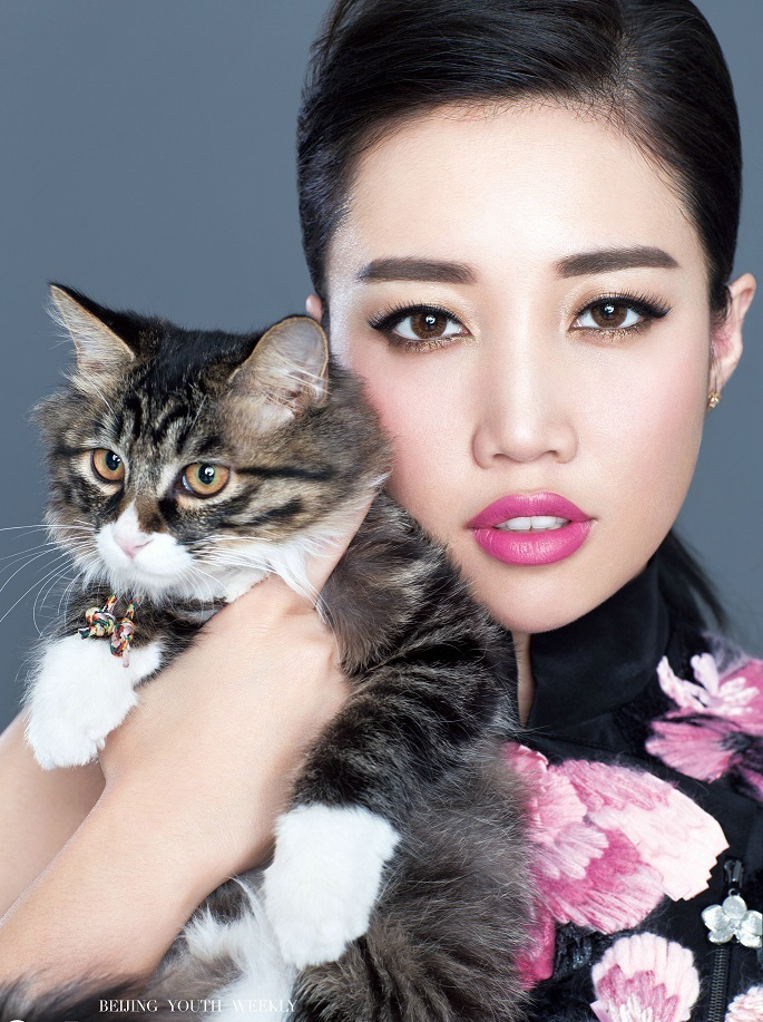 点击大图看下一张：A-Lin与猫咪的猩红动人写真