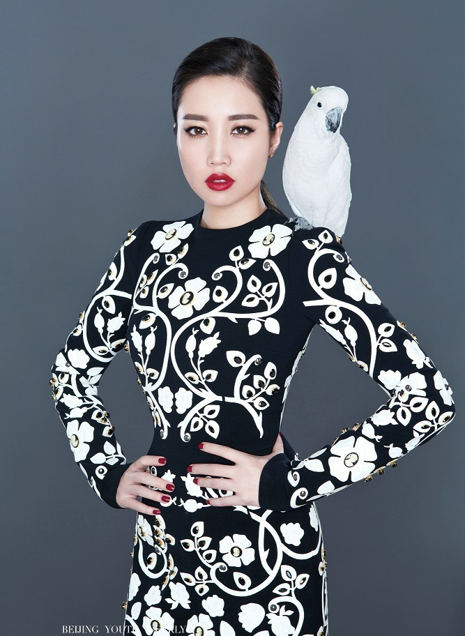 点击大图看下一张:A-Lin与猫咪的猩红动人写真