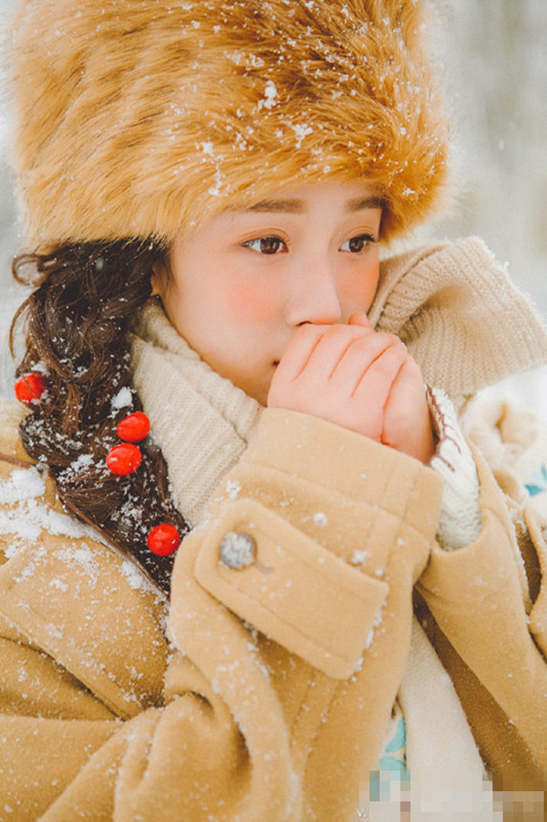 点击大图看下一张：北影女神王子璇晒雪中写真天真丽质似画中人