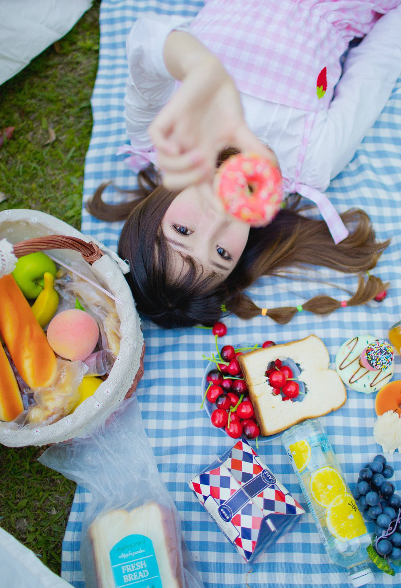 点击大图看下一张：俏皮少女野餐时间甜美可爱