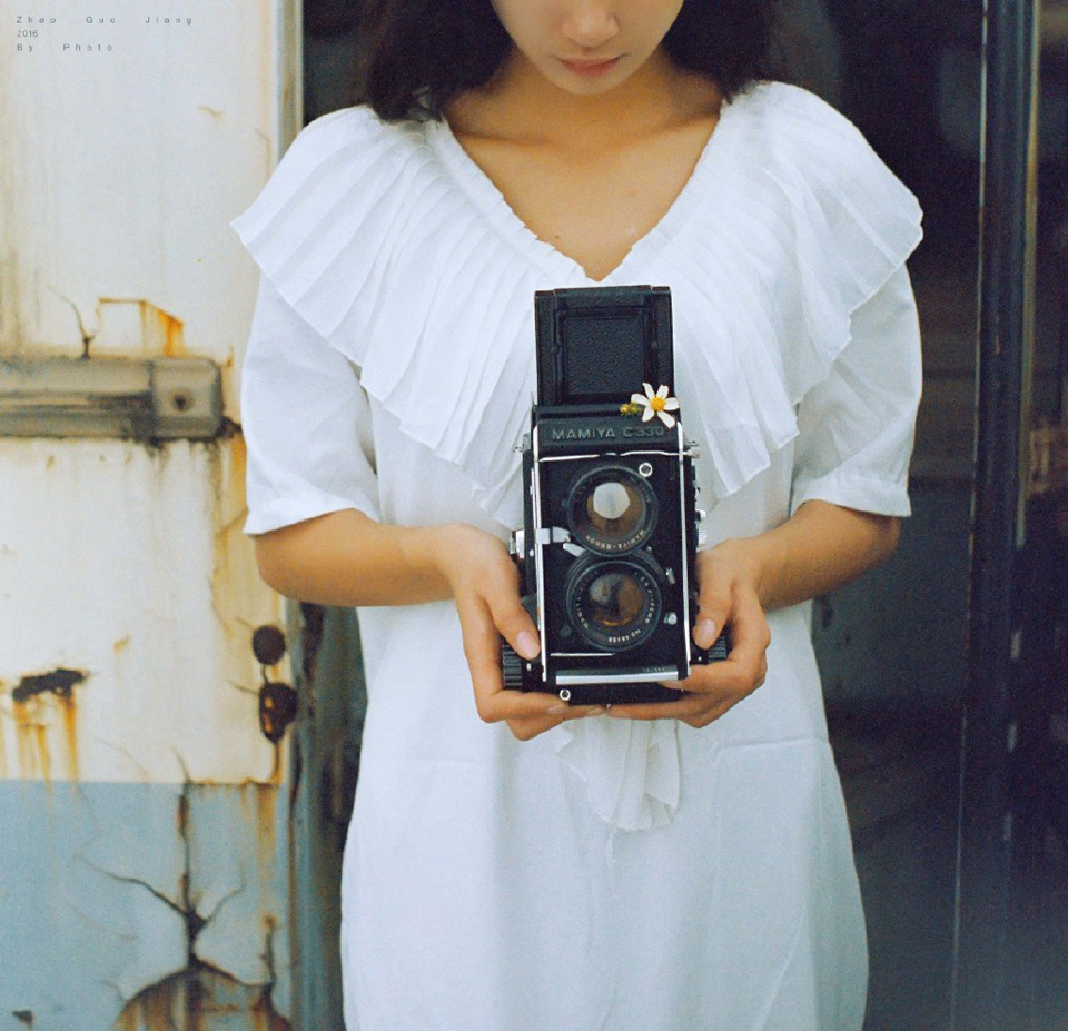 点击大图看下一张:率性女孩废墟写真个性十足
