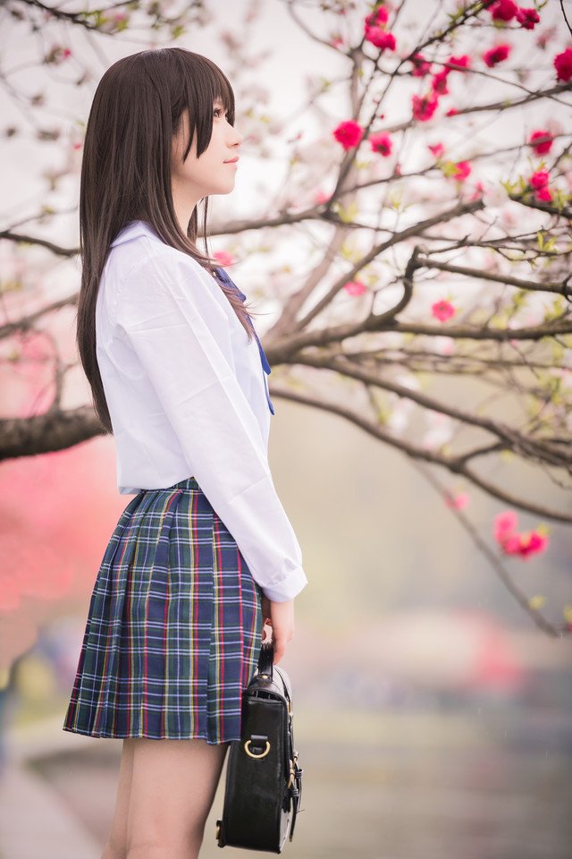 点击大图看下一张：清纯制服美少女花开季节的甜美温馨写真