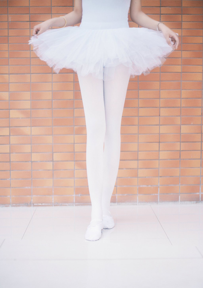 点击大图看下一张：白皙芭蕾舞少女静谧写真气质逼人