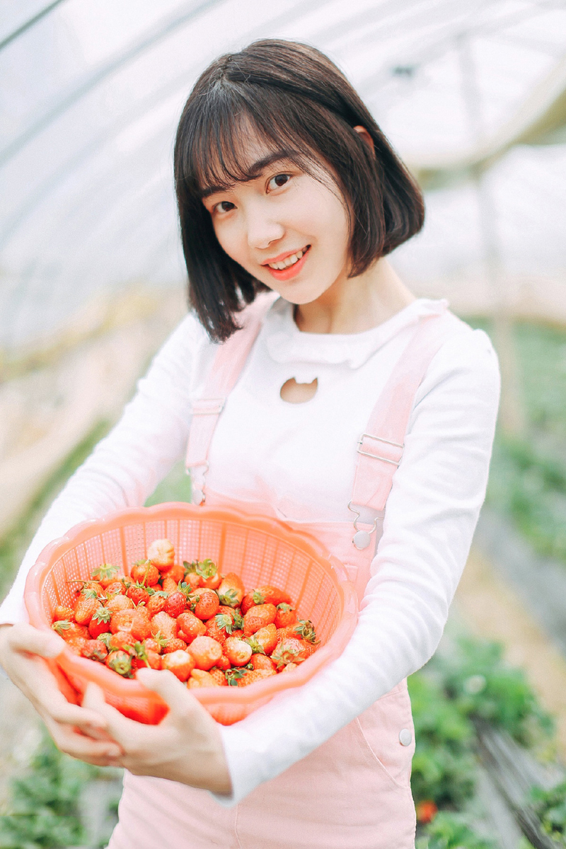 点击大图看下一张：草莓少女大棚俏皮写真红润可爱