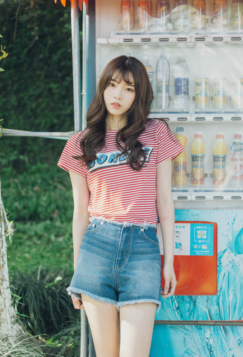 点击大图看下一张：韩系少女热裤短袖夏日清凉写真