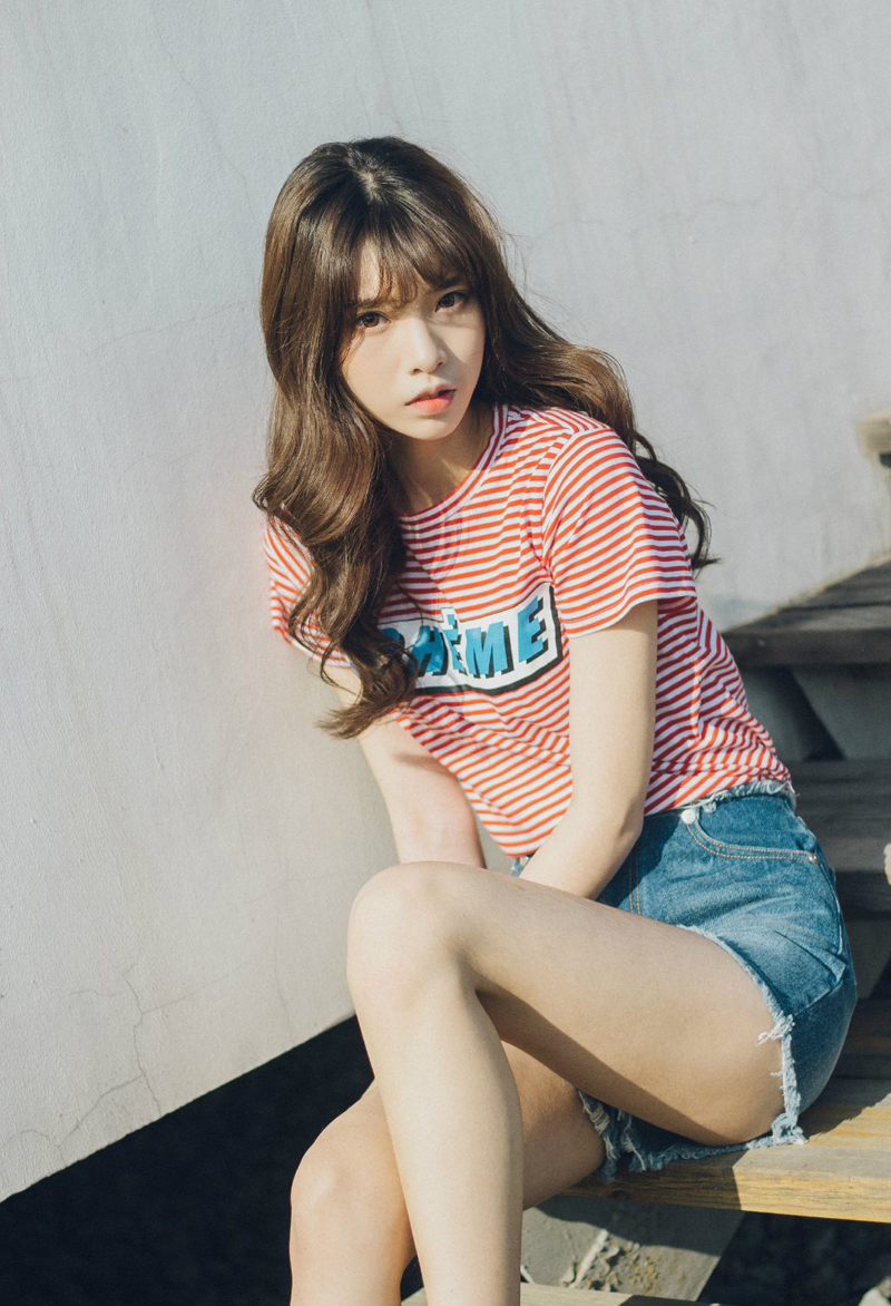 点击大图看下一张：韩系少女热裤短袖夏日清凉写真