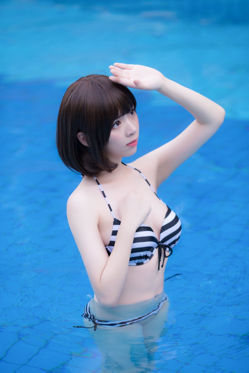 点击大图看下一张:性感美女比基尼诱惑大胆户外写真