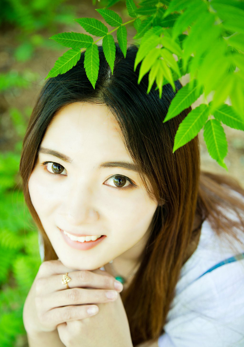 点击大图看下一张：清纯妹子绿树成荫清新写真
